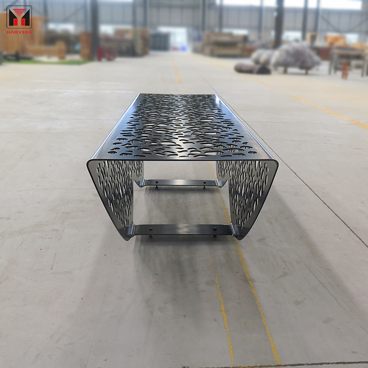 Stol çeliku i shpuar me dizajn modern, i zi, pa shpinë, për jashtë, në parkun publik, Rruga 4