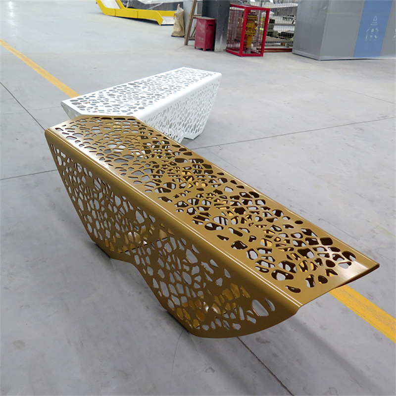 Stol çeliku i shpuar me dizajn modern, i zi, pa shpinë, për jashtë, në parkun publik, Rruga 9